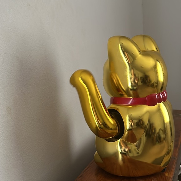 A maneki-neko (beckoning cat) for good luck - Picture 2 of 7